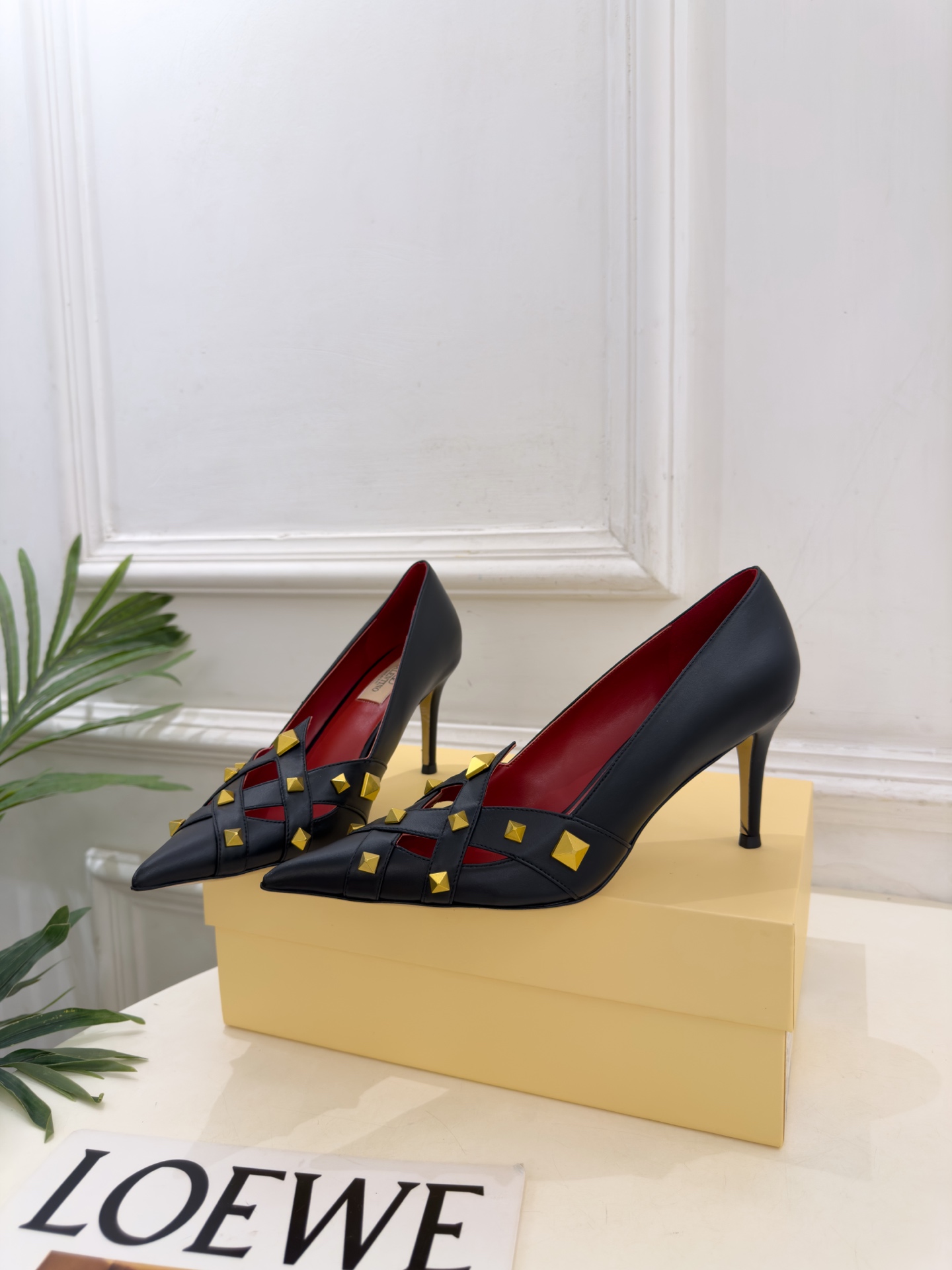 Valentino 华伦天奴 26𝐬𝐬  2026秋冬新品 VT鉚钉尖头镂空高跟鞋 上新☑️ —————————————