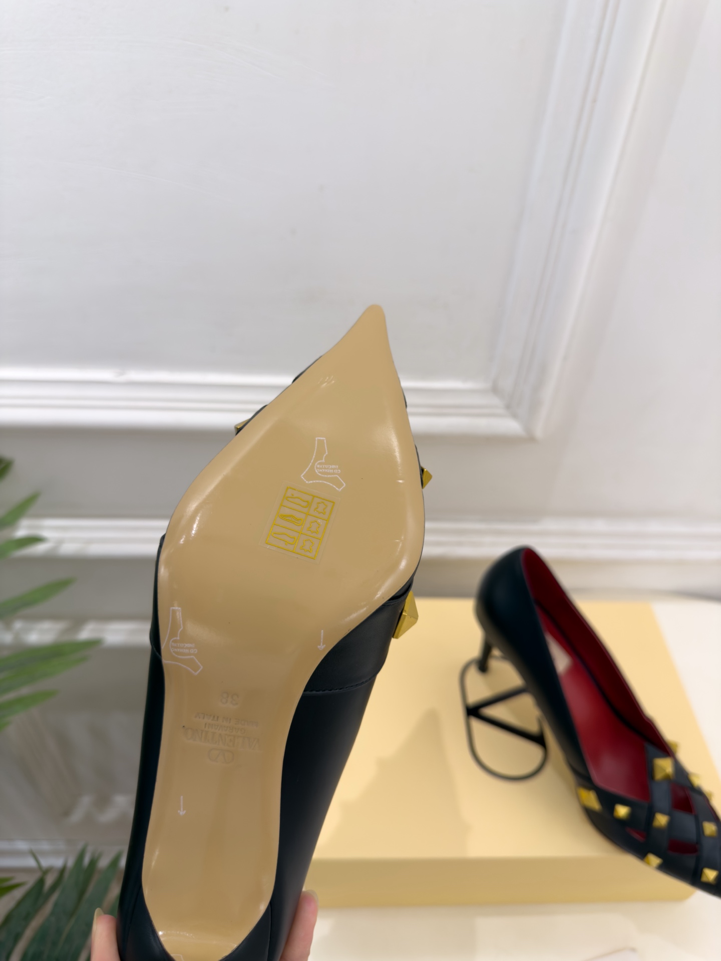 Valentino 华伦天奴 26𝐬𝐬  2026秋冬新品 VT鉚钉尖头镂空高跟鞋 上新☑️ —————————————