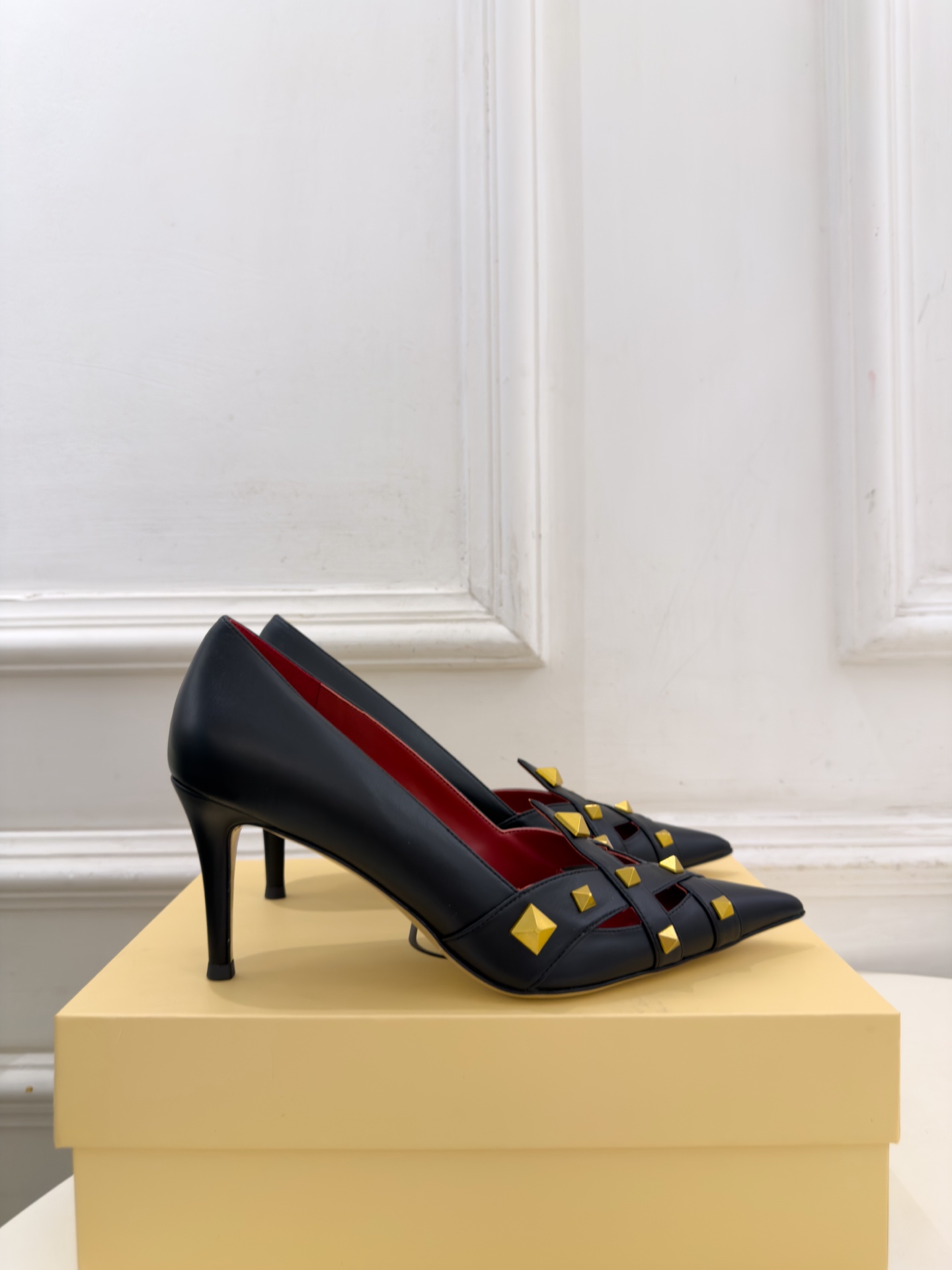 Valentino 华伦天奴 26𝐬𝐬  2026秋冬新品 VT鉚钉尖头镂空高跟鞋 上新☑️ —————————————