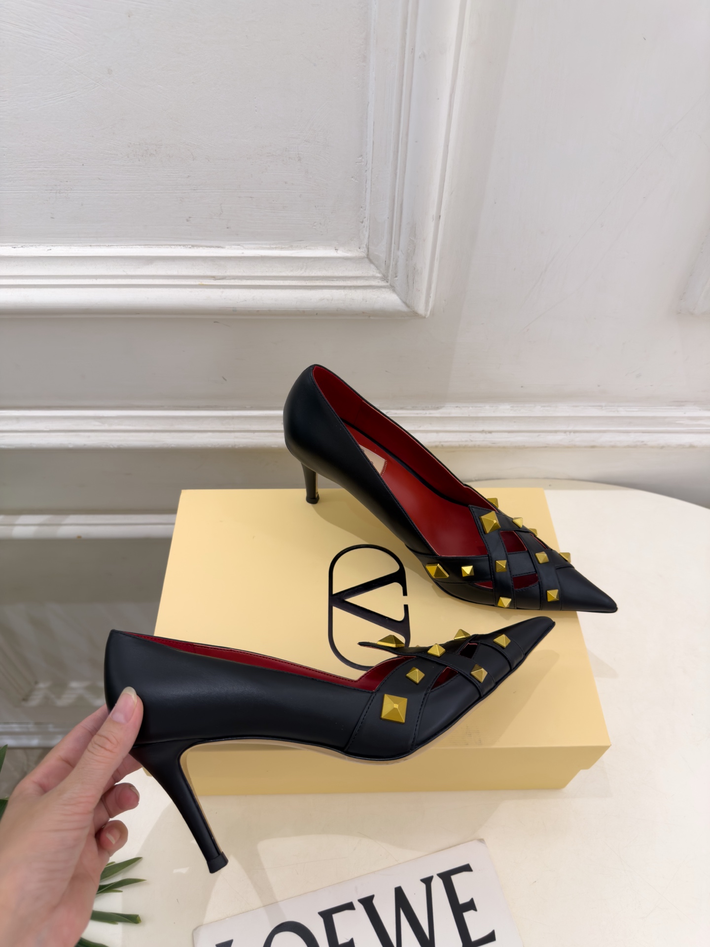 Valentino 华伦天奴 26𝐬𝐬  2026秋冬新品 VT鉚钉尖头镂空高跟鞋 上新☑️ —————————————