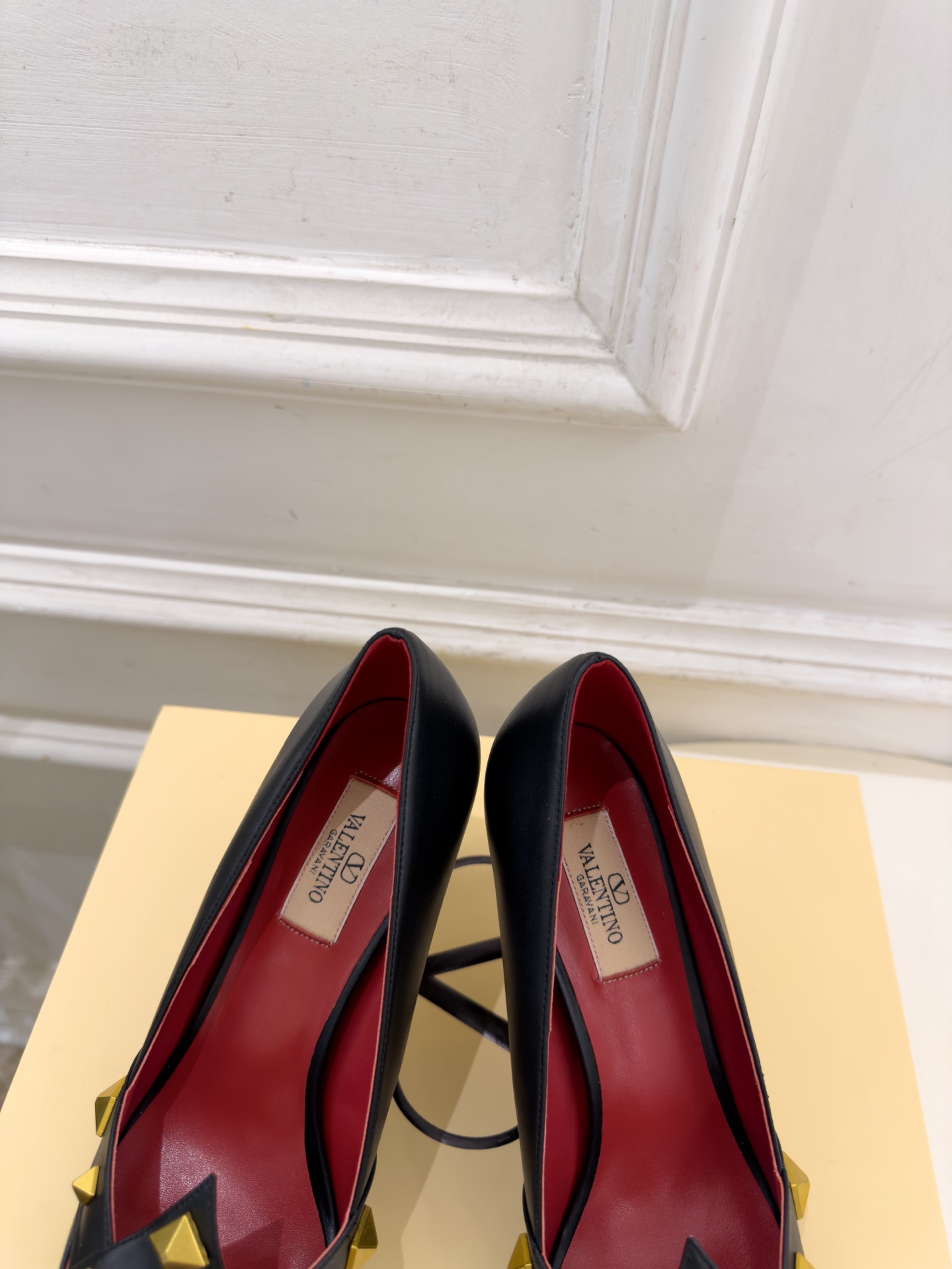 Valentino 华伦天奴 26𝐬𝐬  2026秋冬新品 VT鉚钉尖头镂空高跟鞋 上新☑️ —————————————