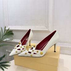 Valentino 华伦天奴 26𝐬𝐬 2026秋冬新品 VT鉚钉尖头镂空高跟鞋 上新☑️ ————————————— Valentino 华伦天奴 26𝐬𝐬 2026秋冬新品 VT鉚钉尖头镂空高跟鞋 上新☑️ —————————————