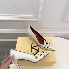 Valentino 华伦天奴 26𝐬𝐬 2026秋冬新品 VT鉚钉尖头镂空高跟鞋 上新☑️ ————————————— Valentino 华伦天奴 26𝐬𝐬 2026秋冬新品 VT鉚钉尖头镂空高跟鞋 上新☑️ —————————————
