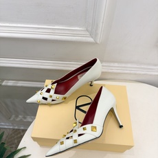 Valentino 华伦天奴 26𝐬𝐬 2026秋冬新品 VT鉚钉尖头镂空高跟鞋 上新☑️ ————————————— Valentino 华伦天奴 26𝐬𝐬 2026秋冬新品 VT鉚钉尖头镂空高跟鞋 上新☑️ —————————————