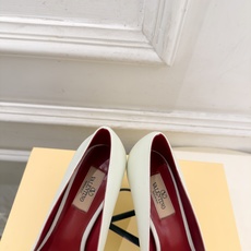 Valentino 华伦天奴 26𝐬𝐬 2026秋冬新品 VT鉚钉尖头镂空高跟鞋 上新☑️ ————————————— Valentino 华伦天奴 26𝐬𝐬 2026秋冬新品 VT鉚钉尖头镂空高跟鞋 上新☑️ —————————————
