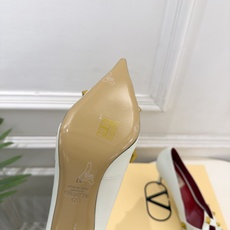 Valentino 华伦天奴 26𝐬𝐬 2026秋冬新品 VT鉚钉尖头镂空高跟鞋 上新☑️ ————————————— Valentino 华伦天奴 26𝐬𝐬 2026秋冬新品 VT鉚钉尖头镂空高跟鞋 上新☑️ —————————————