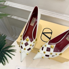 Valentino 华伦天奴 26𝐬𝐬 2026秋冬新品 VT鉚钉尖头镂空高跟鞋 上新☑️ ————————————— Valentino 华伦天奴 26𝐬𝐬 2026秋冬新品 VT鉚钉尖头镂空高跟鞋 上新☑️ —————————————