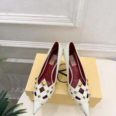 Valentino 华伦天奴 26𝐬𝐬 2026秋冬新品 VT鉚钉尖头镂空高跟鞋 上新☑️ ————————————— Valentino 华伦天奴 26𝐬𝐬 2026秋冬新品 VT鉚钉尖头镂空高跟鞋 上新☑️ —————————————