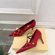 Valentino 华伦天奴 26𝐬𝐬 2026秋冬新品 VT鉚钉尖头镂空高跟鞋 上新☑️ ————————————— Valentino 华伦天奴 26𝐬𝐬 2026秋冬新品 VT鉚钉尖头镂空高跟鞋 上新☑️ —————————————