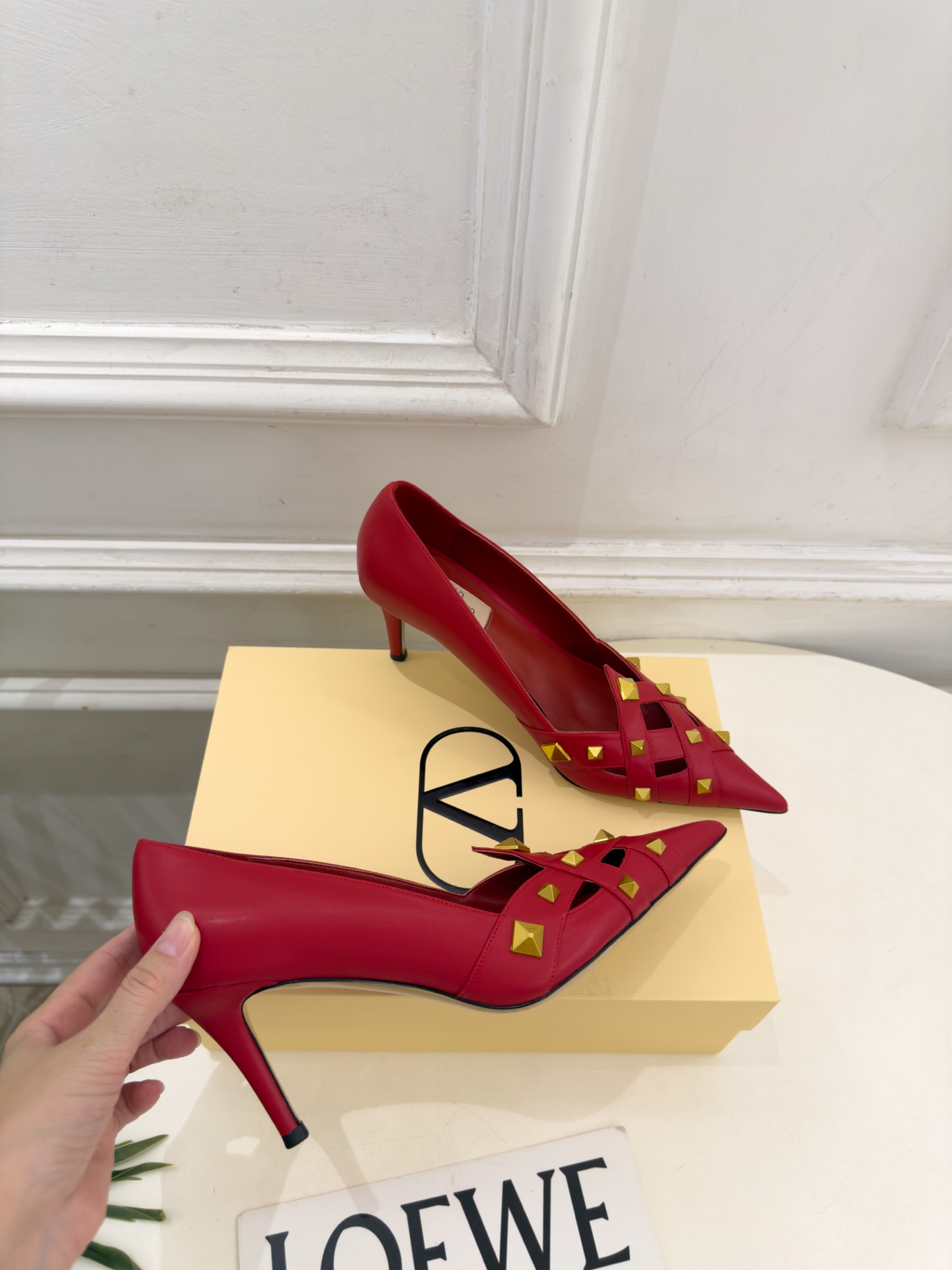 Valentino 华伦天奴 26𝐬𝐬 2026秋冬新品 VT鉚钉尖头镂空高跟鞋 上新☑️ ————————————— Valentino 华伦天奴 26𝐬𝐬 2026秋冬新品 VT鉚钉尖头镂空高跟鞋 上新☑️ —————————————