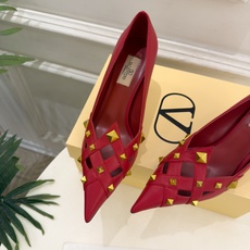 Valentino 华伦天奴 26𝐬𝐬 2026秋冬新品 VT鉚钉尖头镂空高跟鞋 上新☑️ ————————————— Valentino 华伦天奴 26𝐬𝐬 2026秋冬新品 VT鉚钉尖头镂空高跟鞋 上新☑️ —————————————