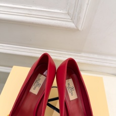 Valentino 华伦天奴 26𝐬𝐬 2026秋冬新品 VT鉚钉尖头镂空高跟鞋 上新☑️ ————————————— Valentino 华伦天奴 26𝐬𝐬 2026秋冬新品 VT鉚钉尖头镂空高跟鞋 上新☑️ —————————————