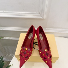 Valentino 华伦天奴 26𝐬𝐬 2026秋冬新品 VT鉚钉尖头镂空高跟鞋 上新☑️ ————————————— Valentino 华伦天奴 26𝐬𝐬 2026秋冬新品 VT鉚钉尖头镂空高跟鞋 上新☑️ —————————————