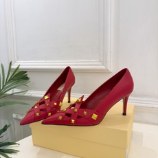 Valentino 华伦天奴 26𝐬𝐬 2026秋冬新品 VT鉚钉尖头镂空高跟鞋 上新☑️ ————————————— Valentino 华伦天奴 26𝐬𝐬 2026秋冬新品 VT鉚钉尖头镂空高跟鞋 上新☑️ —————————————