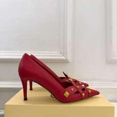 Valentino 华伦天奴 26𝐬𝐬 2026秋冬新品 VT鉚钉尖头镂空高跟鞋 上新☑️ ————————————— Valentino 华伦天奴 26𝐬𝐬 2026秋冬新品 VT鉚钉尖头镂空高跟鞋 上新☑️ —————————————
