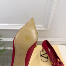 Valentino 华伦天奴 26𝐬𝐬 2026秋冬新品 VT鉚钉尖头镂空高跟鞋 上新☑️ ————————————— Valentino 华伦天奴 26𝐬𝐬 2026秋冬新品 VT鉚钉尖头镂空高跟鞋 上新☑️ —————————————