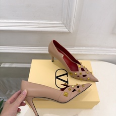 Valentino 华伦天奴 26𝐬𝐬 2026秋冬新品 VT鉚钉尖头镂空高跟鞋 上新☑️ ————————————— Valentino 华伦天奴 26𝐬𝐬 2026秋冬新品 VT鉚钉尖头镂空高跟鞋 上新☑️ —————————————