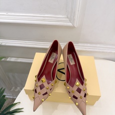 Valentino 华伦天奴 26𝐬𝐬 2026秋冬新品 VT鉚钉尖头镂空高跟鞋 上新☑️ ————————————— Valentino 华伦天奴 26𝐬𝐬 2026秋冬新品 VT鉚钉尖头镂空高跟鞋 上新☑️ —————————————