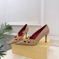 Valentino 华伦天奴 26𝐬𝐬 2026秋冬新品 VT鉚钉尖头镂空高跟鞋 上新☑️ ————————————— Valentino 华伦天奴 26𝐬𝐬 2026秋冬新品 VT鉚钉尖头镂空高跟鞋 上新☑️ —————————————