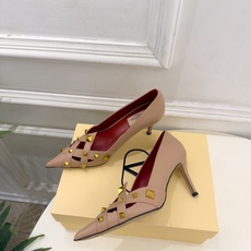 Valentino 华伦天奴 26𝐬𝐬 2026秋冬新品 VT鉚钉尖头镂空高跟鞋 上新☑️ ————————————— Valentino 华伦天奴 26𝐬𝐬 2026秋冬新品 VT鉚钉尖头镂空高跟鞋 上新☑️ —————————————