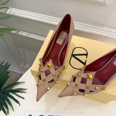 Valentino 华伦天奴 26𝐬𝐬 2026秋冬新品 VT鉚钉尖头镂空高跟鞋 上新☑️ ————————————— Valentino 华伦天奴 26𝐬𝐬 2026秋冬新品 VT鉚钉尖头镂空高跟鞋 上新☑️ —————————————