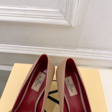 Valentino 华伦天奴 26𝐬𝐬 2026秋冬新品 VT鉚钉尖头镂空高跟鞋 上新☑️ ————————————— Valentino 华伦天奴 26𝐬𝐬 2026秋冬新品 VT鉚钉尖头镂空高跟鞋 上新☑️ —————————————