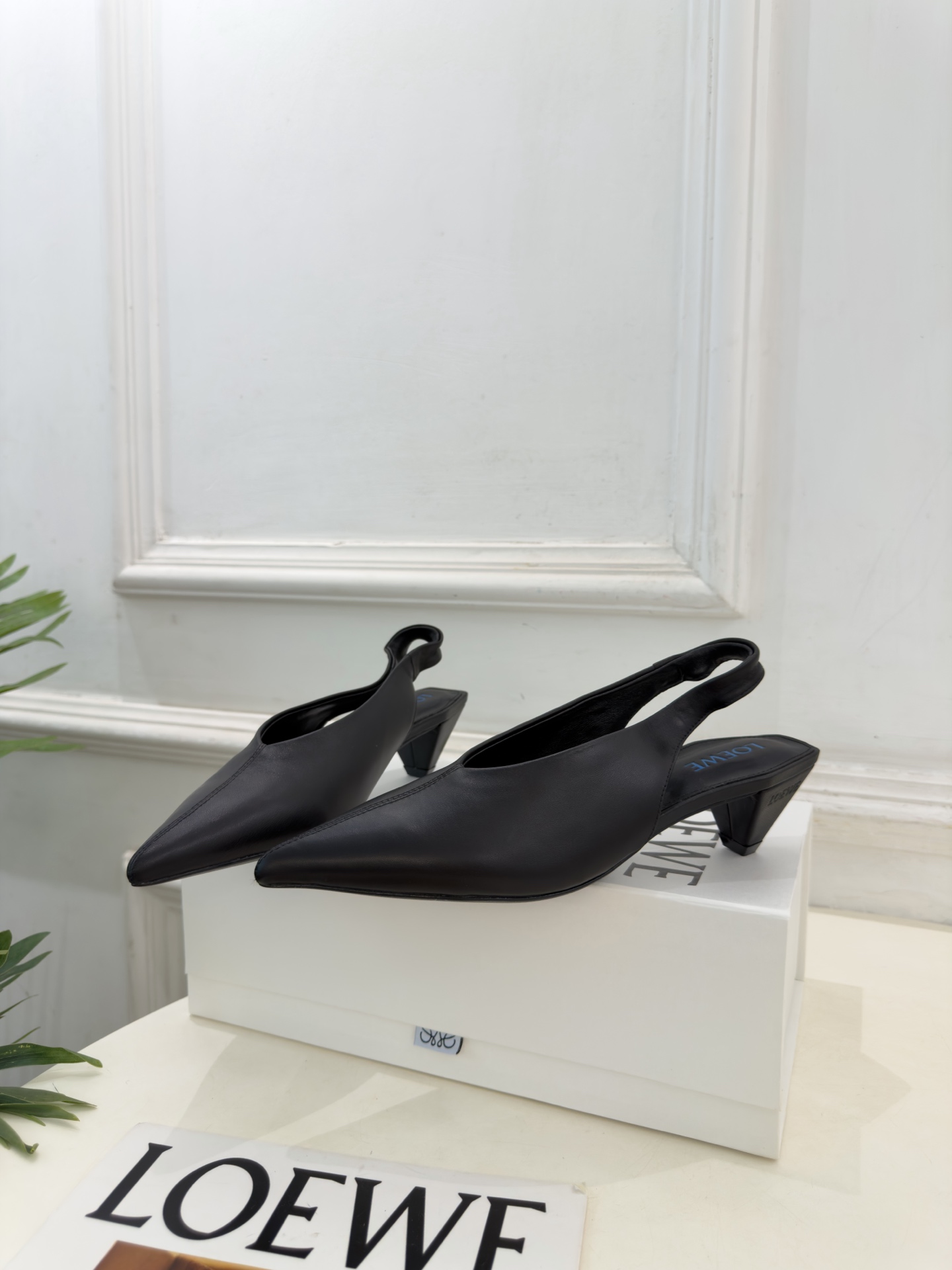 LOEWE 罗意威 2026秋冬新品 Origami Cubic 尖头方跟后空鞋 ————————— LOEWE作为这两 LOEWE 罗意威 2026秋冬新品 Origami Cubic 尖头方跟后空鞋 ————————— LOEWE作为这两
