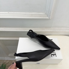 LOEWE 罗意威 2026秋冬新品 Origami Cubic 尖头方跟后空鞋 ————————— LOEWE作为这两 LOEWE 罗意威 2026秋冬新品 Origami Cubic 尖头方跟后空鞋 ————————— LOEWE作为这两