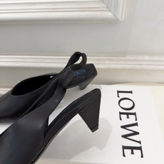 LOEWE 罗意威 2026秋冬新品 Origami Cubic 尖头方跟后空鞋 ————————— LOEWE作为这两 LOEWE 罗意威 2026秋冬新品 Origami Cubic 尖头方跟后空鞋 ————————— LOEWE作为这两