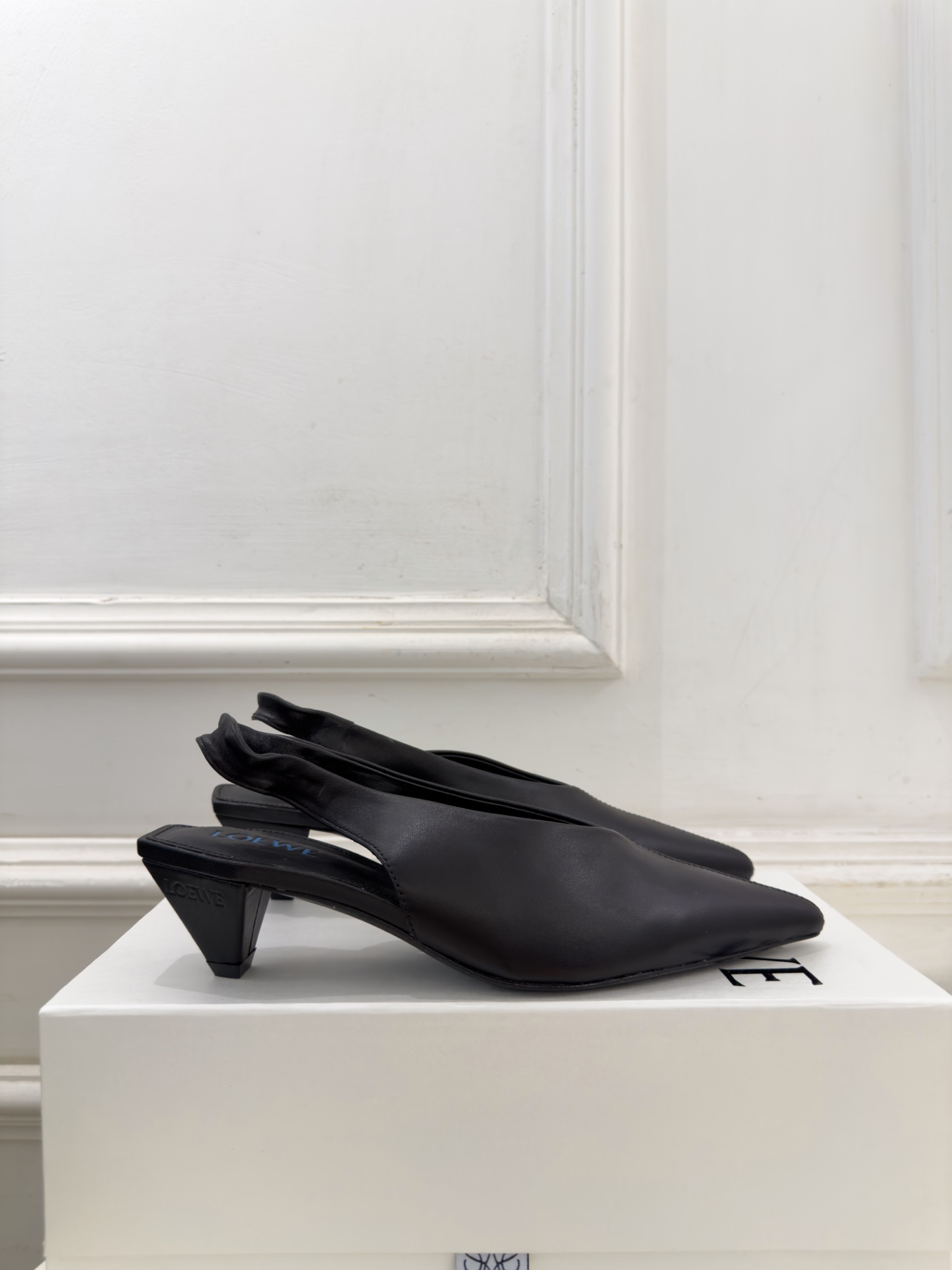 LOEWE 罗意威 2026秋冬新品 Origami Cubic 尖头方跟后空鞋 ————————— LOEWE作为这两 LOEWE 罗意威 2026秋冬新品 Origami Cubic 尖头方跟后空鞋 ————————— LOEWE作为这两