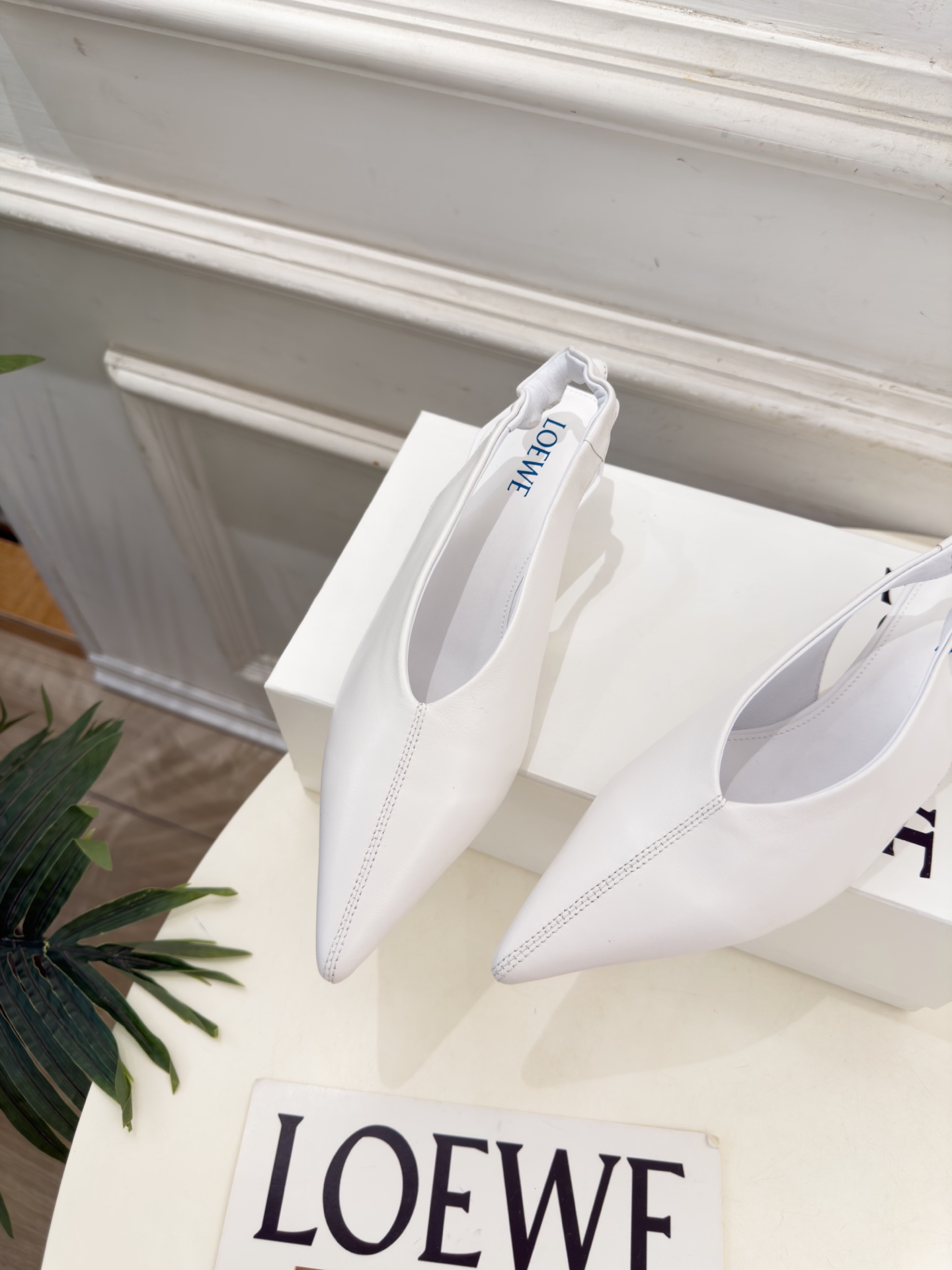 LOEWE 罗意威 2026秋冬新品 Origami Cubic 尖头方跟后空鞋 ————————— LOEWE作为这两 LOEWE 罗意威 2026秋冬新品 Origami Cubic 尖头方跟后空鞋 ————————— LOEWE作为这两