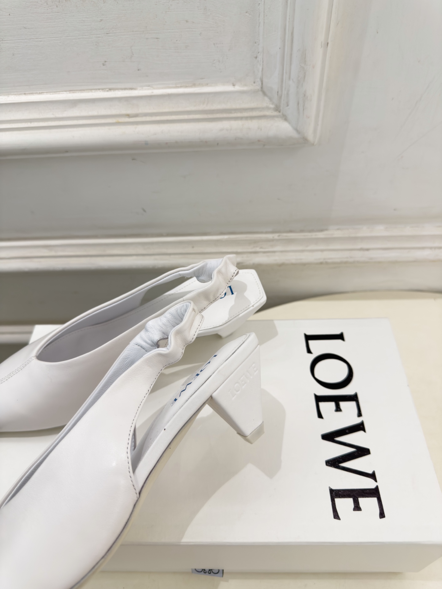 LOEWE 罗意威 2026秋冬新品 Origami Cubic 尖头方跟后空鞋 ————————— LOEWE作为这两 LOEWE 罗意威 2026秋冬新品 Origami Cubic 尖头方跟后空鞋 ————————— LOEWE作为这两