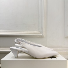 LOEWE 罗意威 2026秋冬新品 Origami Cubic 尖头方跟后空鞋 ————————— LOEWE作为这两 LOEWE 罗意威 2026秋冬新品 Origami Cubic 尖头方跟后空鞋 ————————— LOEWE作为这两