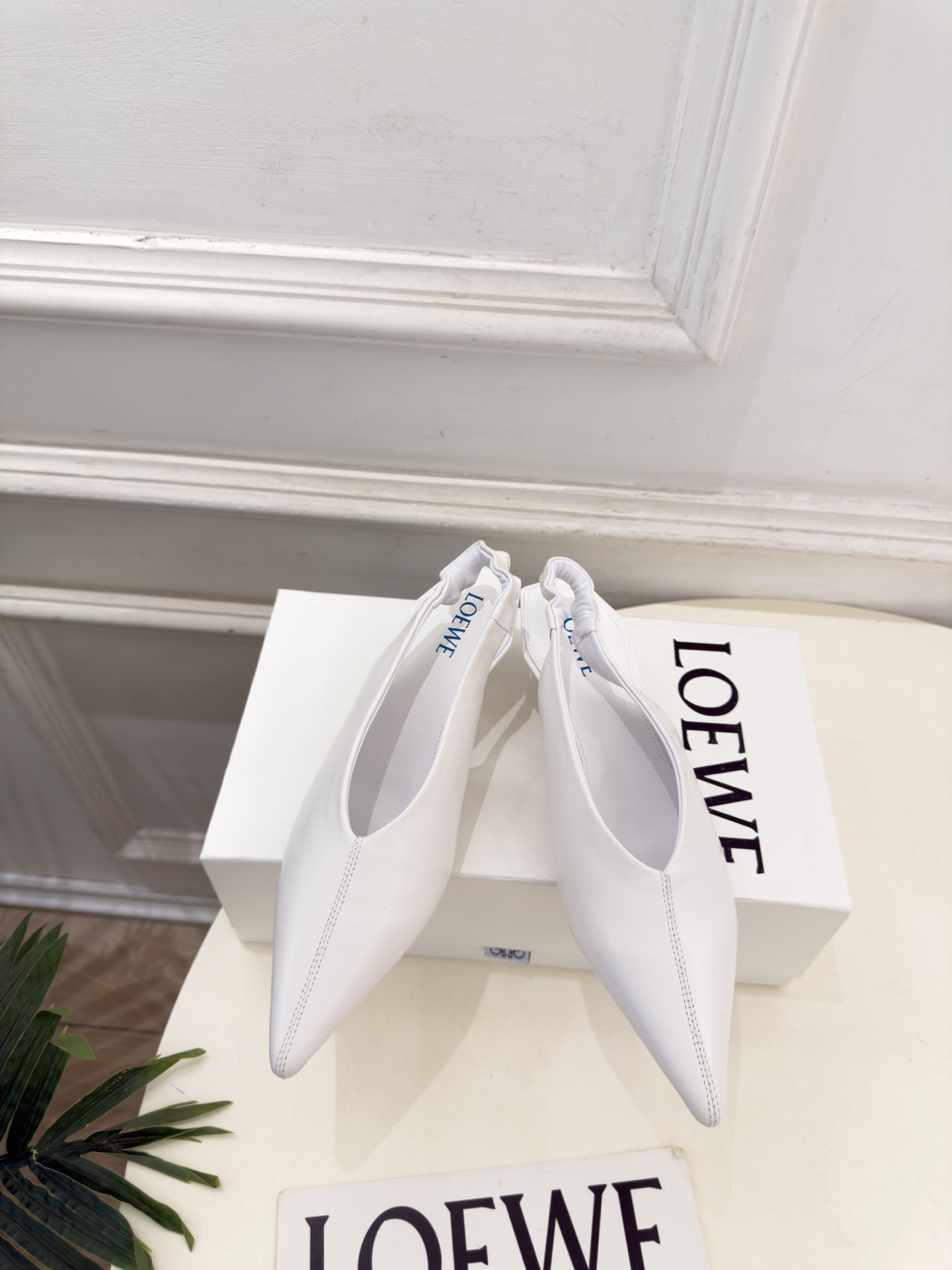 LOEWE 罗意威 2026秋冬新品 Origami Cubic 尖头方跟后空鞋 ————————— LOEWE作为这两 LOEWE 罗意威 2026秋冬新品 Origami Cubic 尖头方跟后空鞋 ————————— LOEWE作为这两