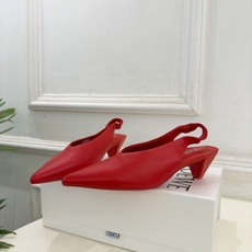 LOEWE 罗意威 2026秋冬新品 Origami Cubic 尖头方跟后空鞋 ————————— LOEWE作为这两 LOEWE 罗意威 2026秋冬新品 Origami Cubic 尖头方跟后空鞋 ————————— LOEWE作为这两