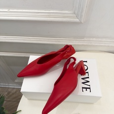LOEWE 罗意威 2026秋冬新品 Origami Cubic 尖头方跟后空鞋 ————————— LOEWE作为这两 LOEWE 罗意威 2026秋冬新品 Origami Cubic 尖头方跟后空鞋 ————————— LOEWE作为这两