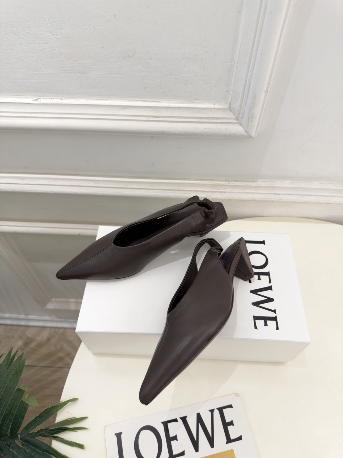 LOEWE 罗意威 2026秋冬新品 Origami Cubic 尖头方跟后空鞋 ————————— LOEWE作为这两