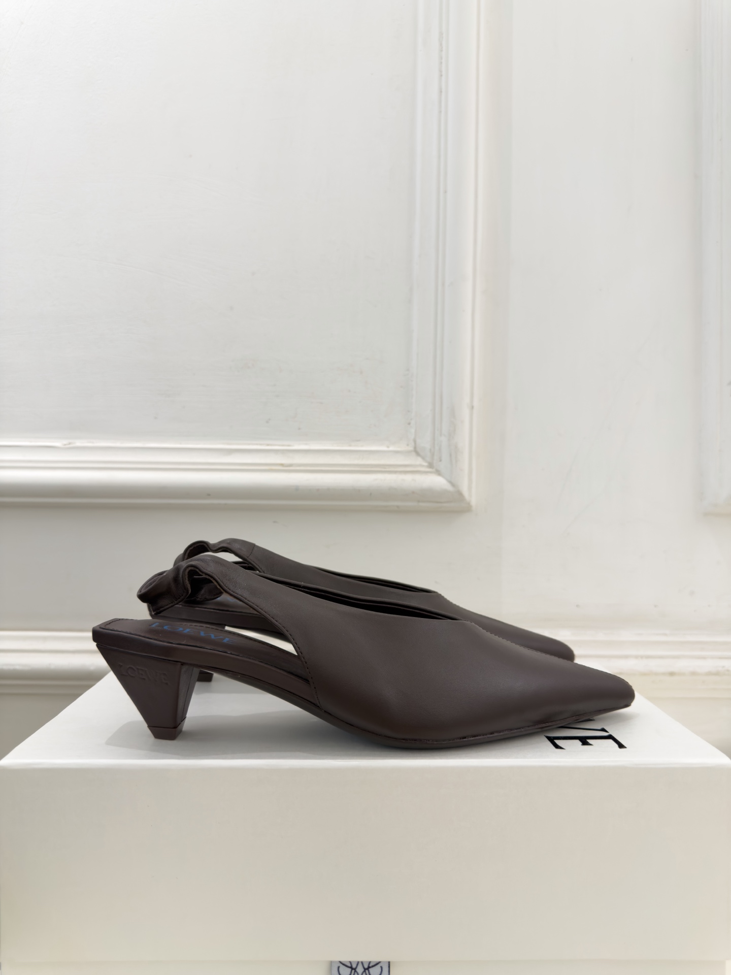 LOEWE 罗意威 2026秋冬新品 Origami Cubic 尖头方跟后空鞋 ————————— LOEWE作为这两