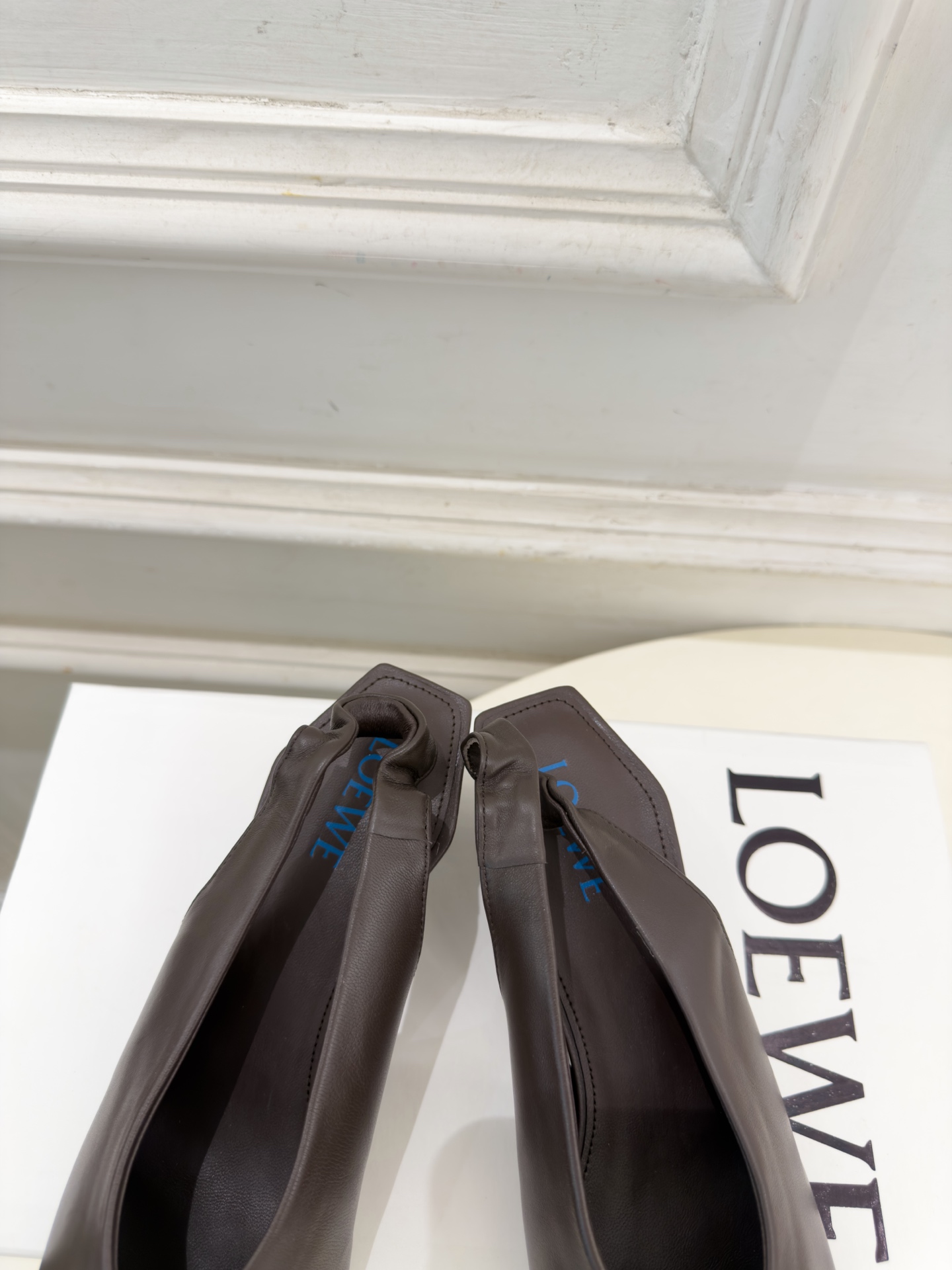 LOEWE 罗意威 2026秋冬新品 Origami Cubic 尖头方跟后空鞋 ————————— LOEWE作为这两