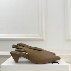 LOEWE 罗意威 2026秋冬新品 Origami Cubic 尖头方跟后空鞋 ————————— LOEWE作为这两 LOEWE 罗意威 2026秋冬新品 Origami Cubic 尖头方跟后空鞋 ————————— LOEWE作为这两