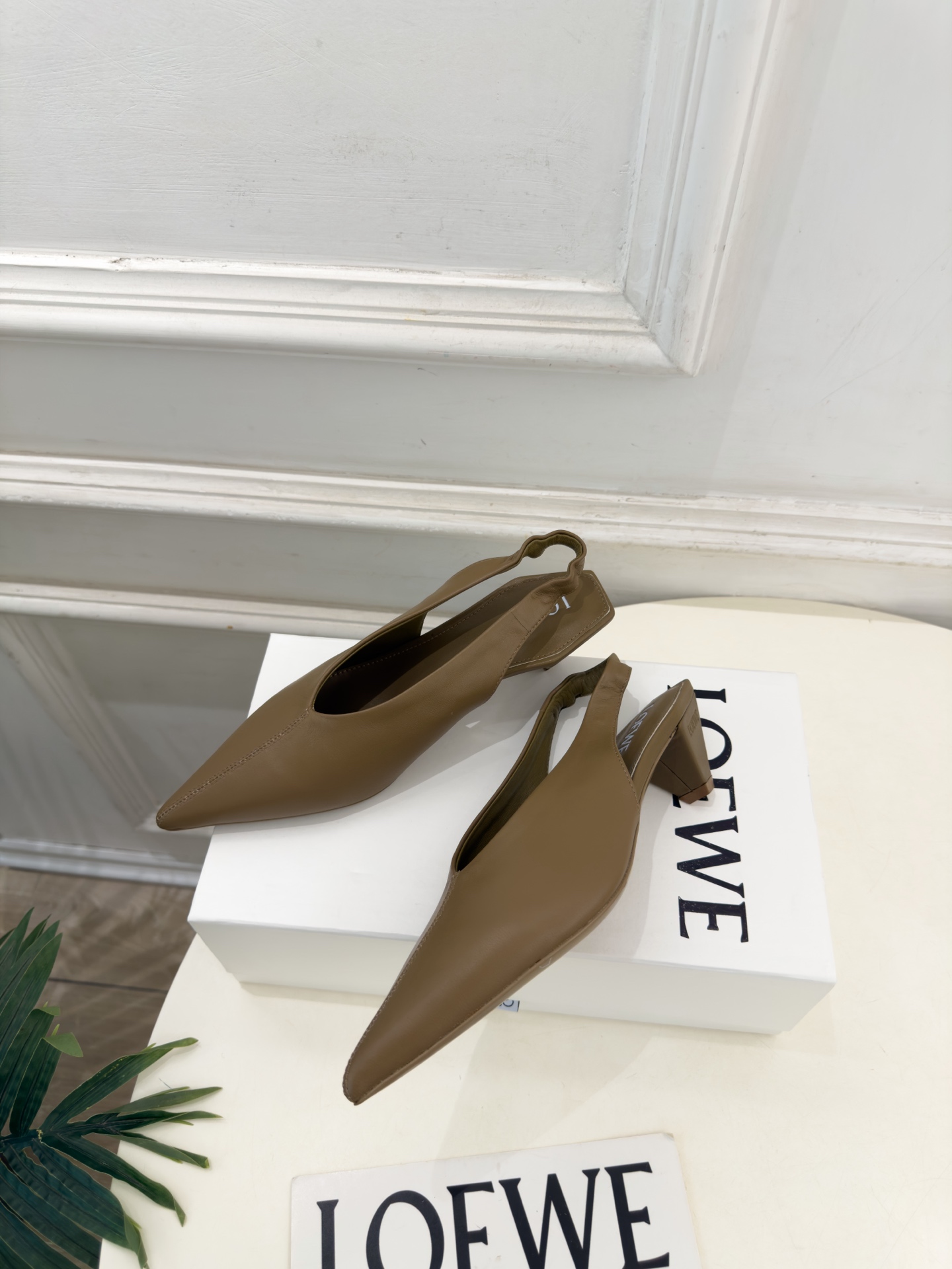 LOEWE 罗意威 2026秋冬新品 Origami Cubic 尖头方跟后空鞋 ————————— LOEWE作为这两 LOEWE 罗意威 2026秋冬新品 Origami Cubic 尖头方跟后空鞋 ————————— LOEWE作为这两