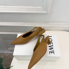 LOEWE 罗意威 2026秋冬新品 Origami Cubic 尖头方跟后空鞋 ————————— LOEWE作为这两 LOEWE 罗意威 2026秋冬新品 Origami Cubic 尖头方跟后空鞋 ————————— LOEWE作为这两