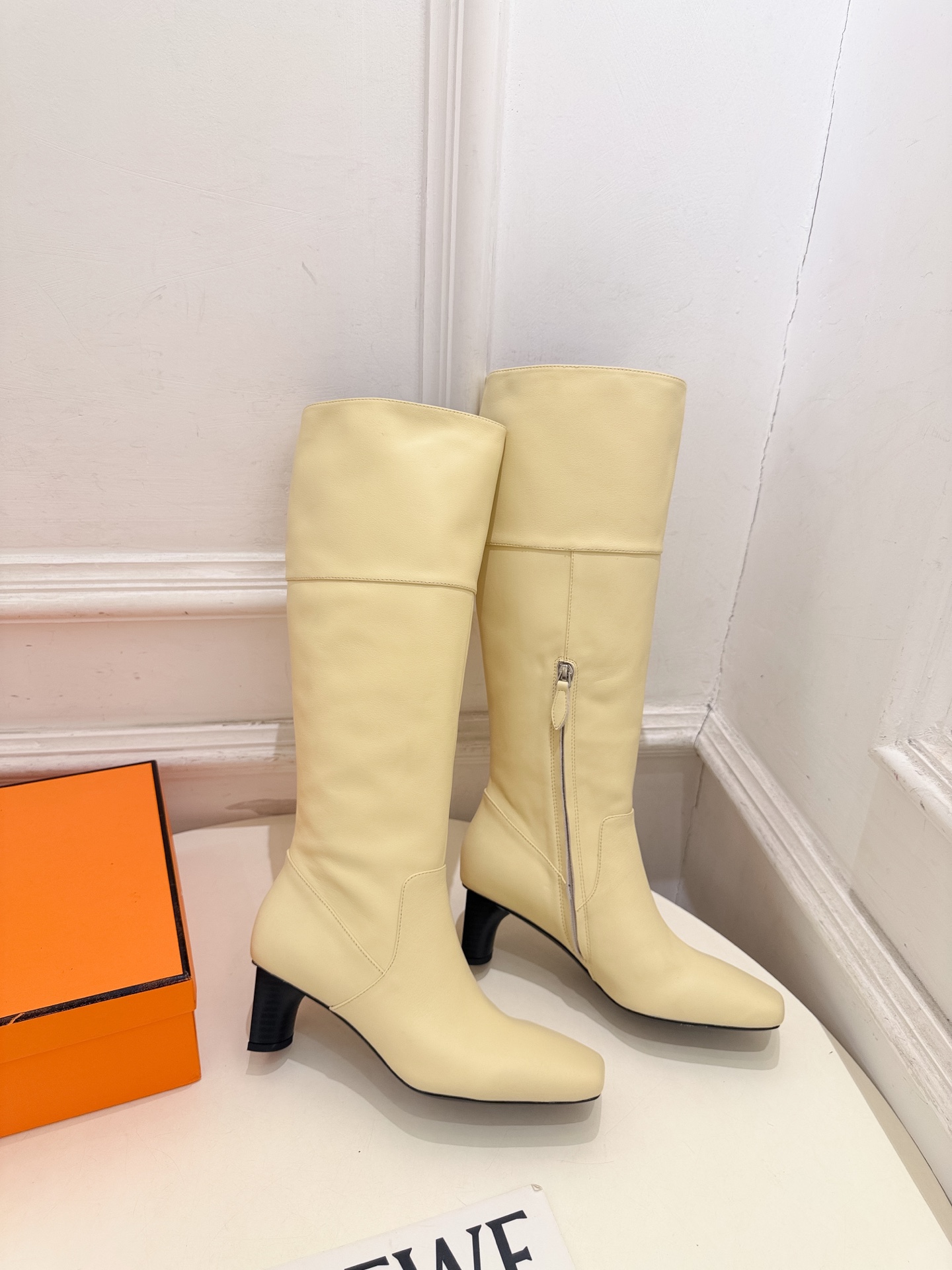 🐎𝐇𝐄𝐑𝐌𝐄* 爱玛仕 26𝐬𝐬 🌈专柜新款 2026秋冬新品极简方头侧拉链粗跟长靴 系列〰 ◽鞋面:原版特定小牛皮/ 🐎𝐇𝐄𝐑𝐌𝐄* 爱玛仕 26𝐬𝐬 🌈专柜新款 2026秋冬新品极简方头侧拉链粗跟长靴 系列〰 ◽鞋面:原版特定小牛皮/