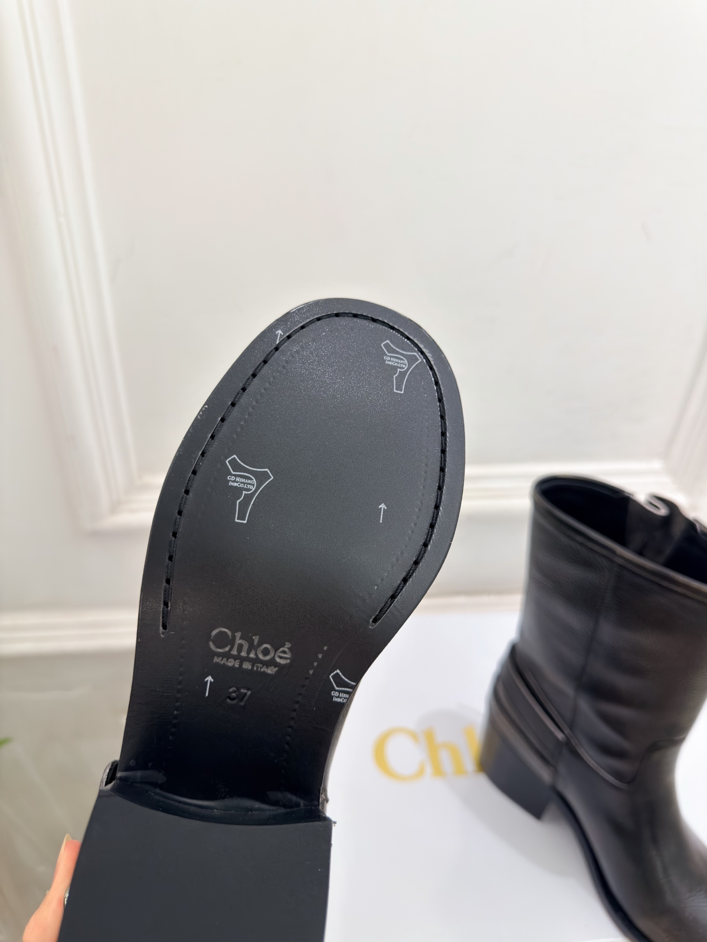 Chloé | 克洛伊 26𝐬𝐬 ⭐️今日推荐 2026秋冬新品 经典皮带扣做旧擦色粗跟短靴 长靴上新🆕 ❥ BS升级 Chloé | 克洛伊 26𝐬𝐬 ⭐️今日推荐 2026秋冬新品 经典皮带扣做旧擦色粗跟短靴 长靴上新🆕 ❥ BS升级