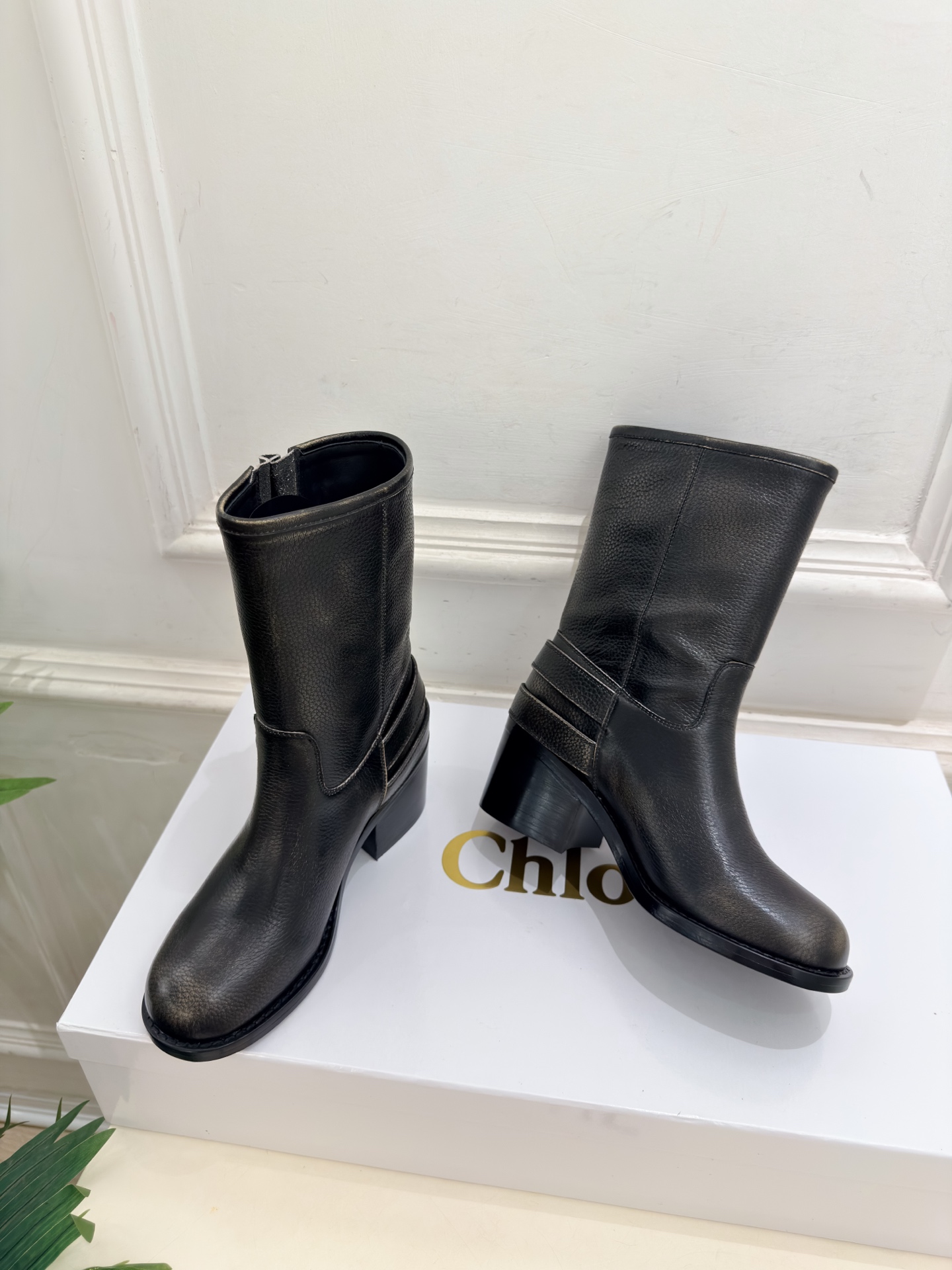 Chloé | 克洛伊 26𝐬𝐬 ⭐️今日推荐 2026秋冬新品 经典皮带扣做旧擦色粗跟短靴 长靴上新🆕 ❥ BS升级 Chloé | 克洛伊 26𝐬𝐬 ⭐️今日推荐 2026秋冬新品 经典皮带扣做旧擦色粗跟短靴 长靴上新🆕 ❥ BS升级