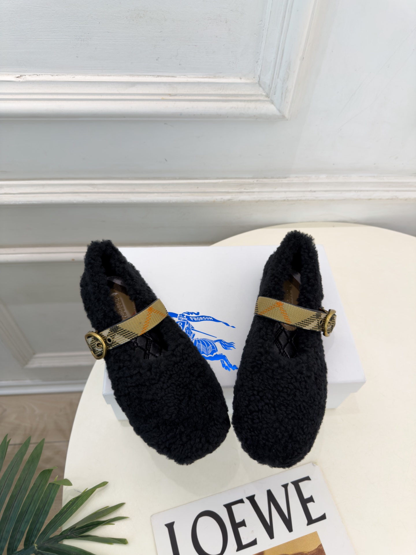 Burberry巴宝莉 2026秋冬新品 经典格纹扣带玛丽珍平底毛毛鞋 ————————— 作为这两年最受欢迎的设计师牌 Burberry巴宝莉 2026秋冬新品 经典格纹扣带玛丽珍平底毛毛鞋 ————————— 作为这两年最受欢迎的设计师牌