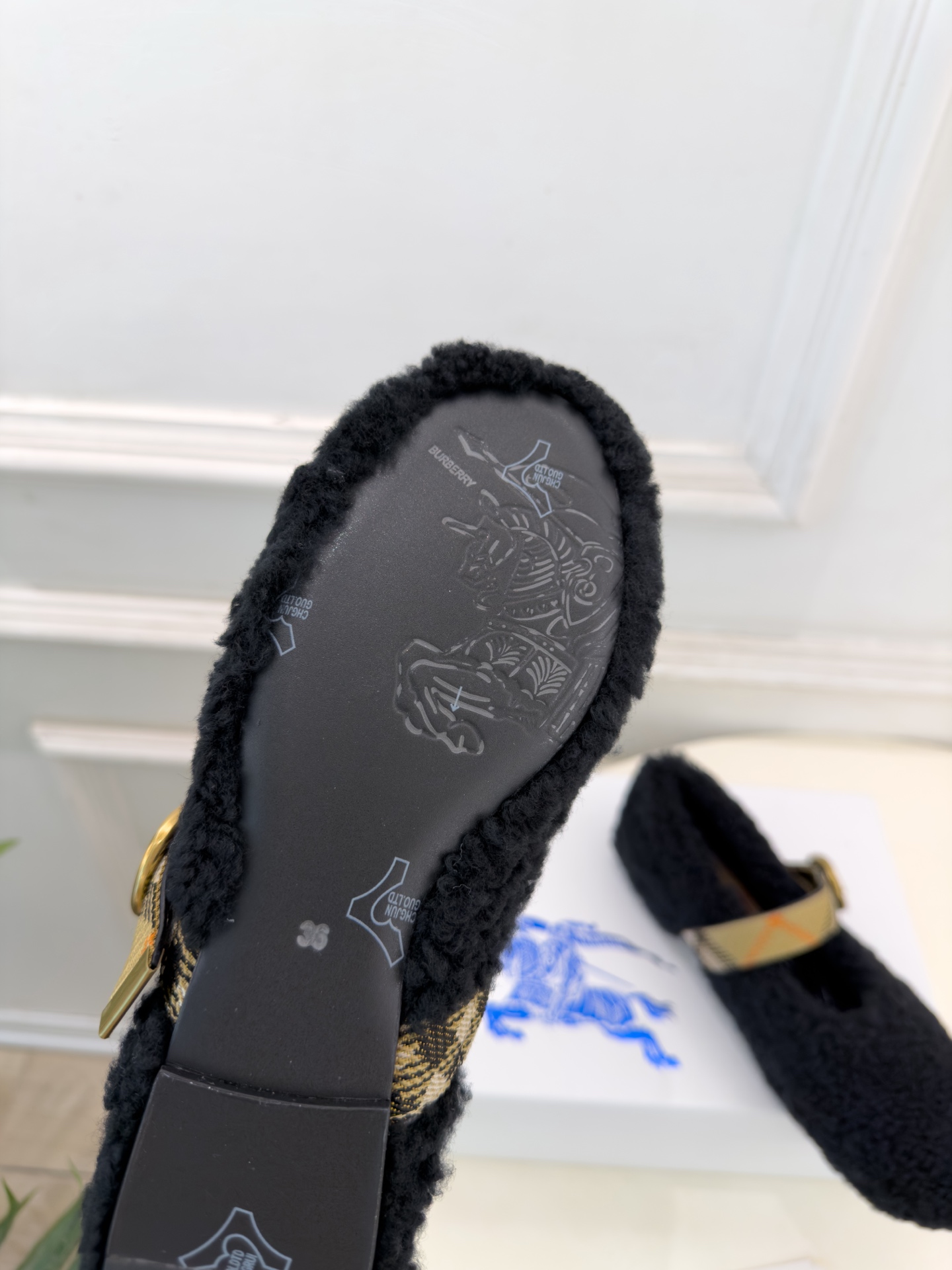 Burberry巴宝莉 2026秋冬新品 经典格纹扣带玛丽珍平底毛毛鞋 ————————— 作为这两年最受欢迎的设计师牌 Burberry巴宝莉 2026秋冬新品 经典格纹扣带玛丽珍平底毛毛鞋 ————————— 作为这两年最受欢迎的设计师牌