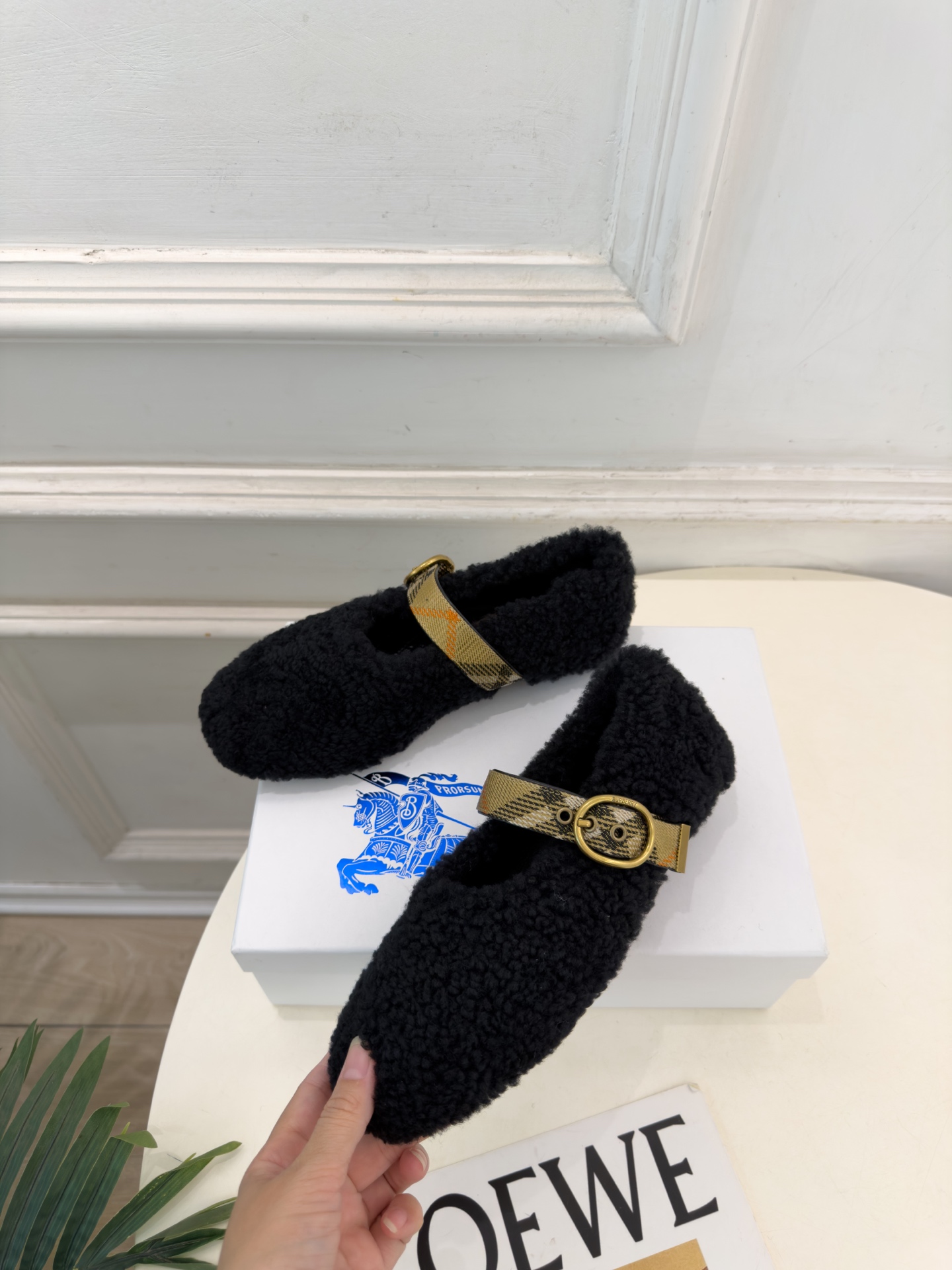 Burberry巴宝莉 2026秋冬新品 经典格纹扣带玛丽珍平底毛毛鞋 ————————— 作为这两年最受欢迎的设计师牌 Burberry巴宝莉 2026秋冬新品 经典格纹扣带玛丽珍平底毛毛鞋 ————————— 作为这两年最受欢迎的设计师牌