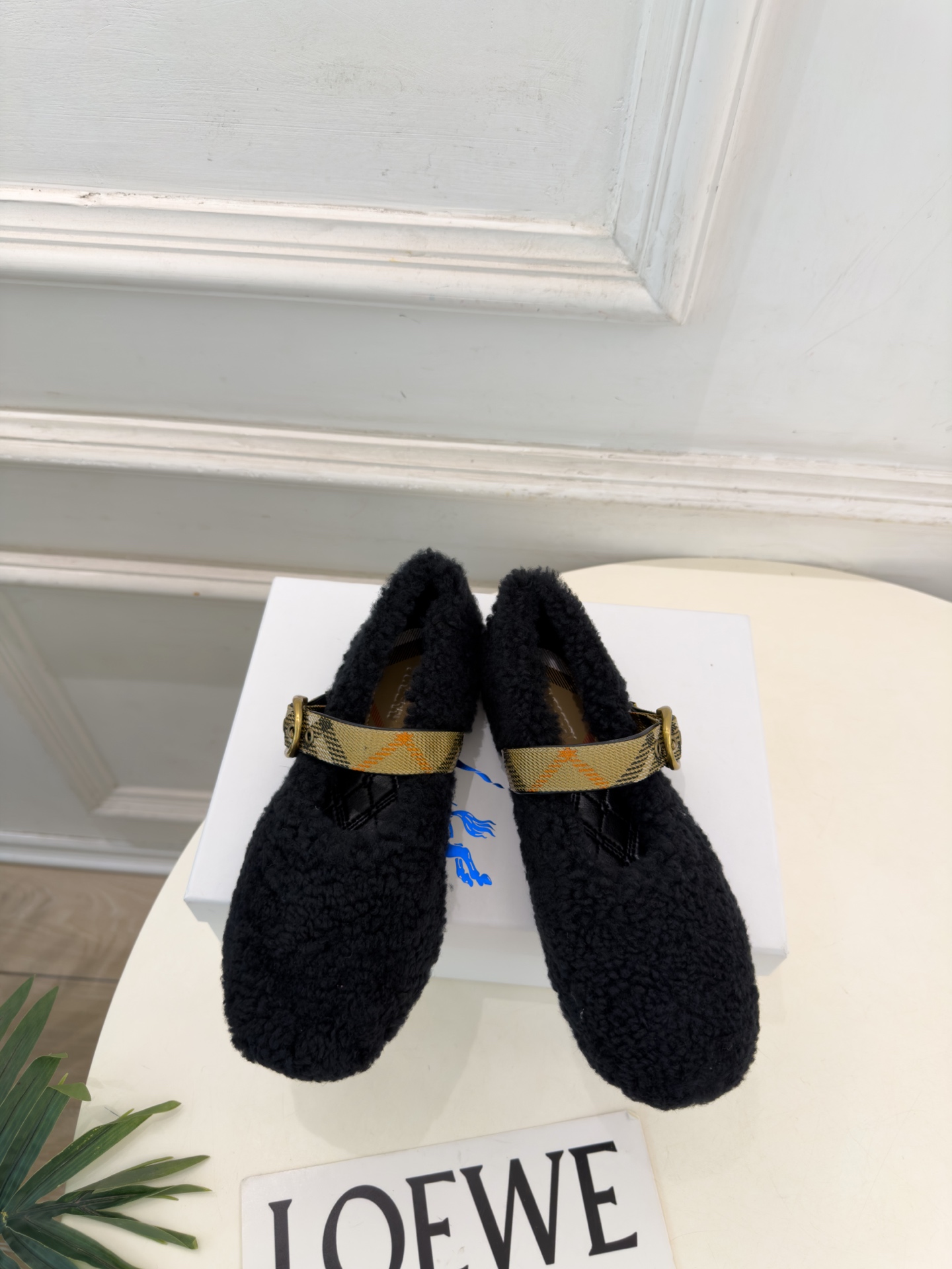 Burberry巴宝莉 2026秋冬新品 经典格纹扣带玛丽珍平底毛毛鞋 ————————— 作为这两年最受欢迎的设计师牌 Burberry巴宝莉 2026秋冬新品 经典格纹扣带玛丽珍平底毛毛鞋 ————————— 作为这两年最受欢迎的设计师牌