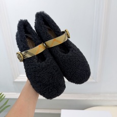 Burberry巴宝莉 2026秋冬新品 经典格纹扣带玛丽珍平底毛毛鞋 ————————— 作为这两年最受欢迎的设计师牌 Burberry巴宝莉 2026秋冬新品 经典格纹扣带玛丽珍平底毛毛鞋 ————————— 作为这两年最受欢迎的设计师牌